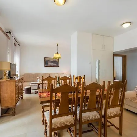 Apartman La Dostana 2 *